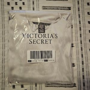 BRAND NEW - Victoria Secret Satin Robe (white)